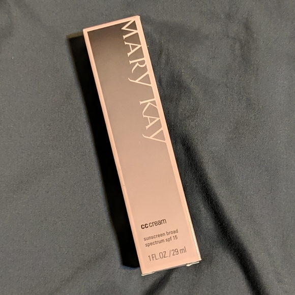 MK CC Cream light to medium shade - Picture 3 of 7